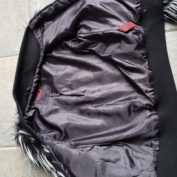 Gorgeous fake fur coat in like new condition - Picture 4 of 5